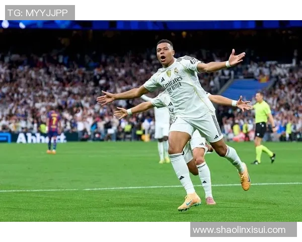 因一推就倒成为争议焦点的足球明星背后故事揭秘